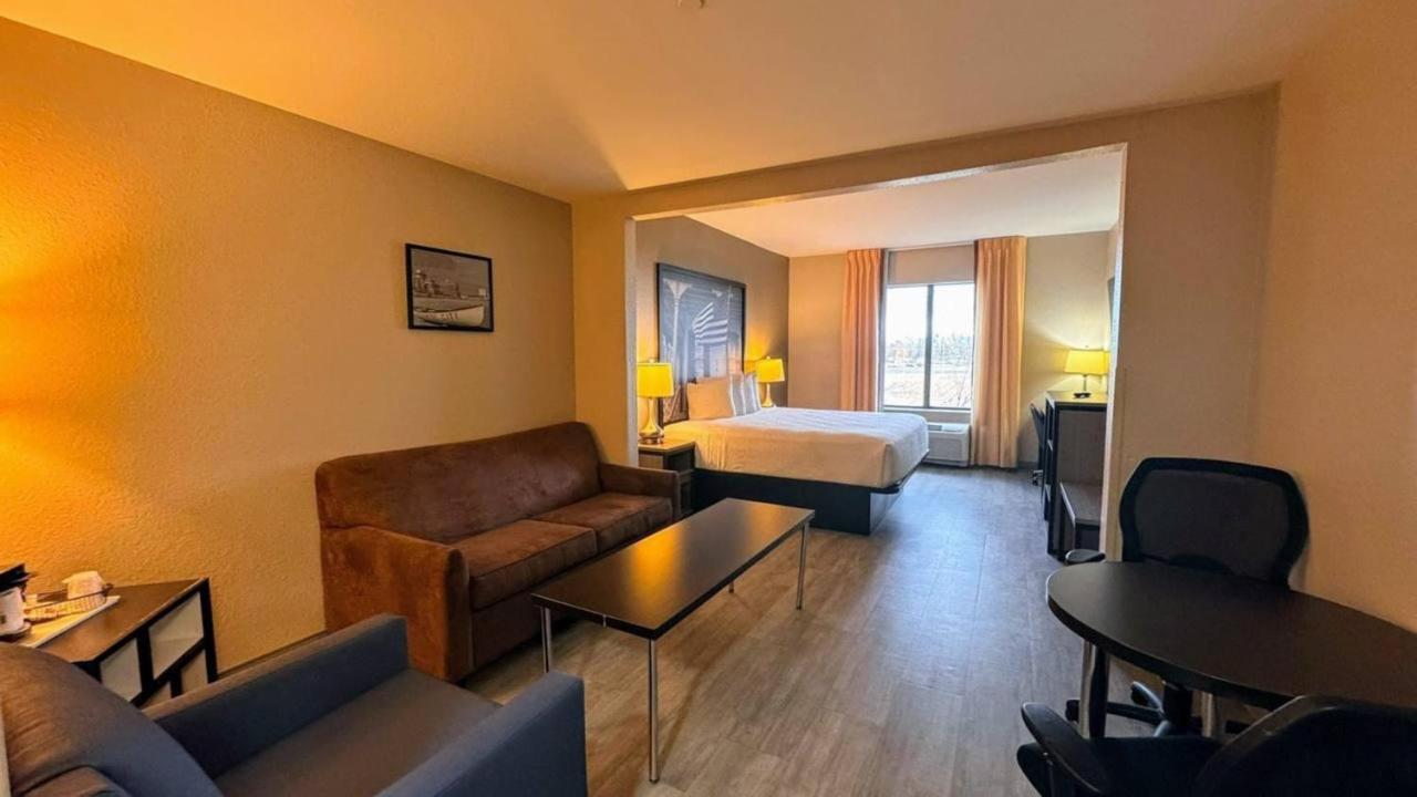 King Suite at Super 8 by Wyndham Pennsville/Wilmington