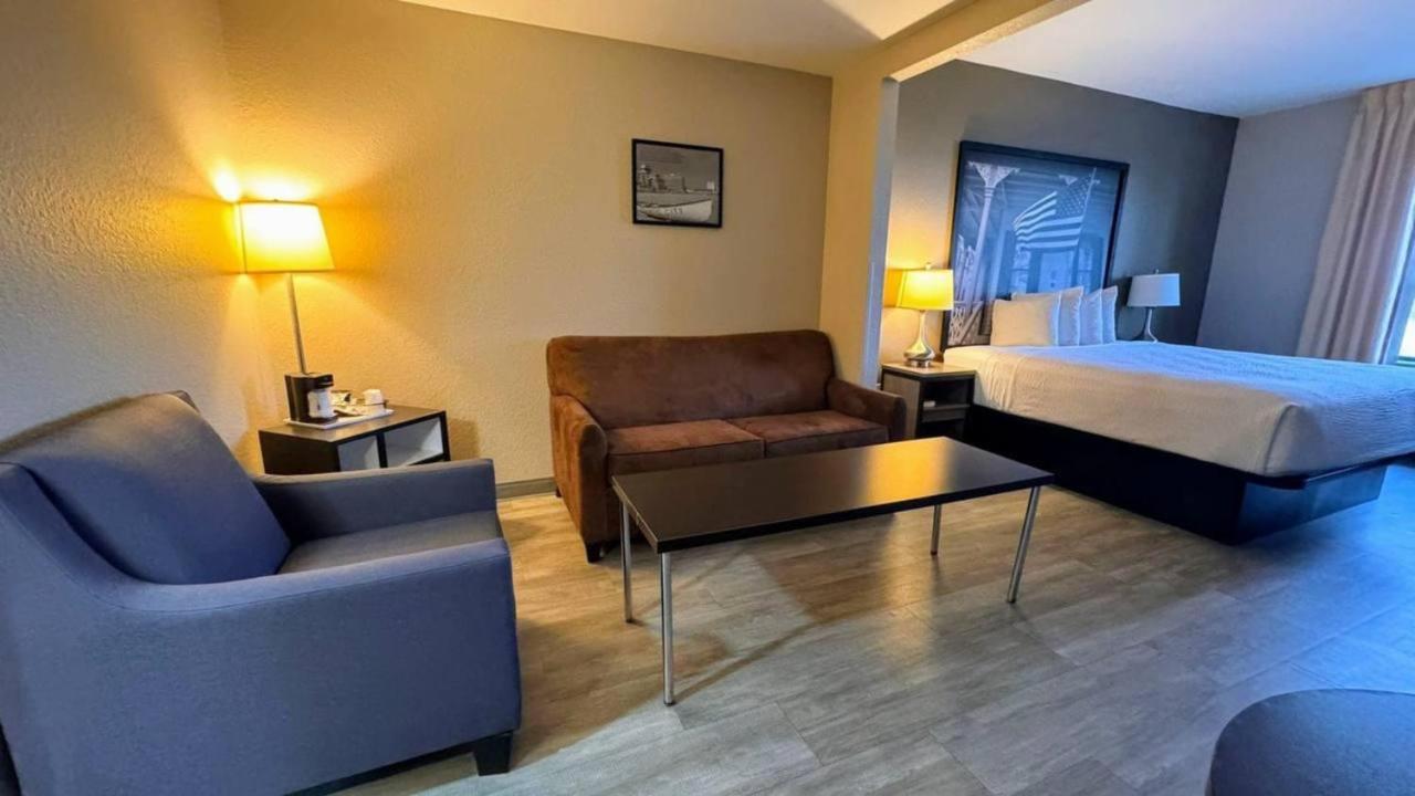 King Suite at Super 8 by Wyndham Pennsville/Wilmington