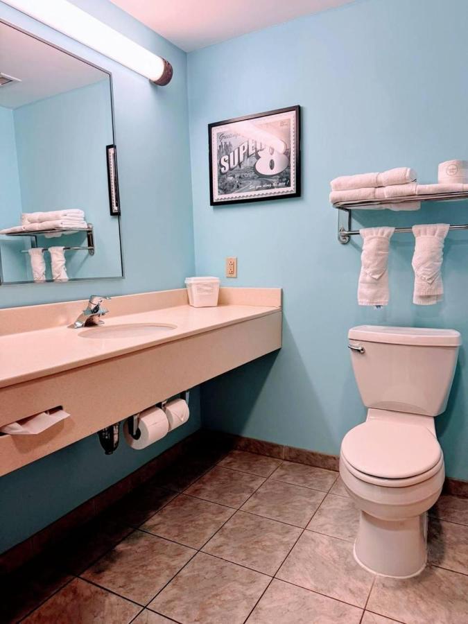King Room - Disability Access - Non-Smoking at Super 8 by Wyndham Pennsville/Wilmington