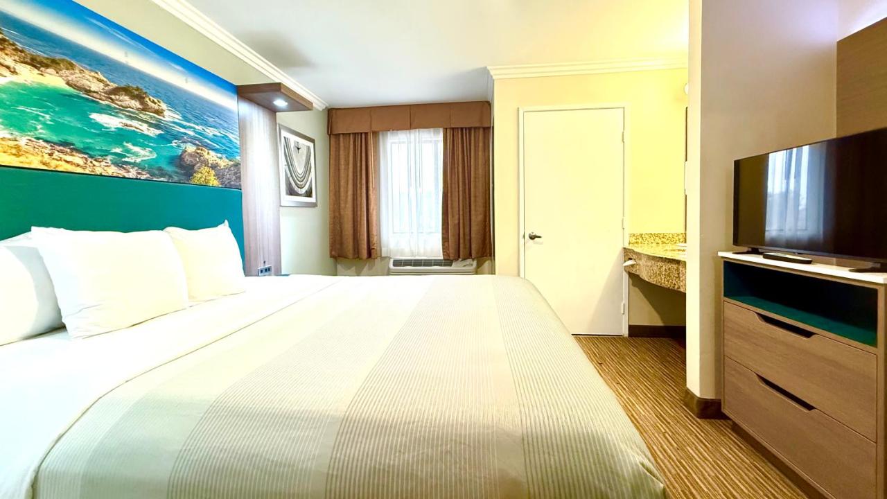 Suite, 1 King Bed with Sofa Bed, Non Smoking at Quality Inn & Suites Los Angeles Airport - Stadium District