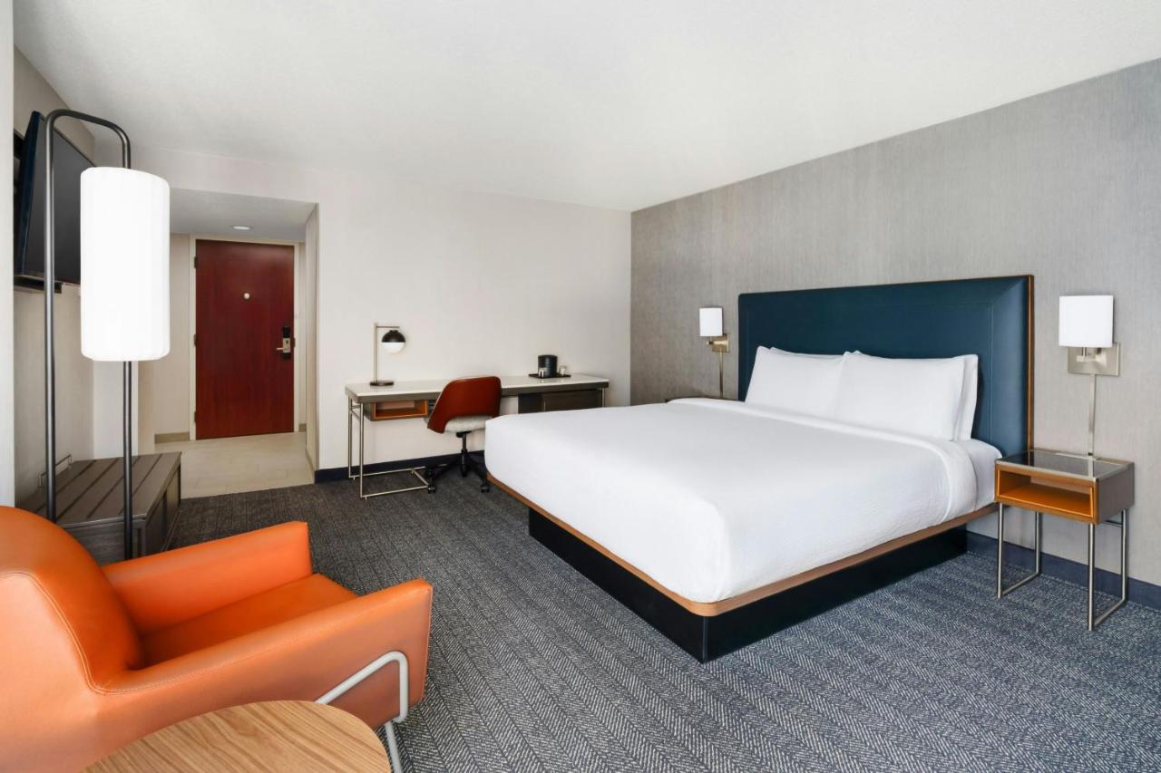 Execitive King Corner Room at Courtyard by Marriott Atlanta Buckhead