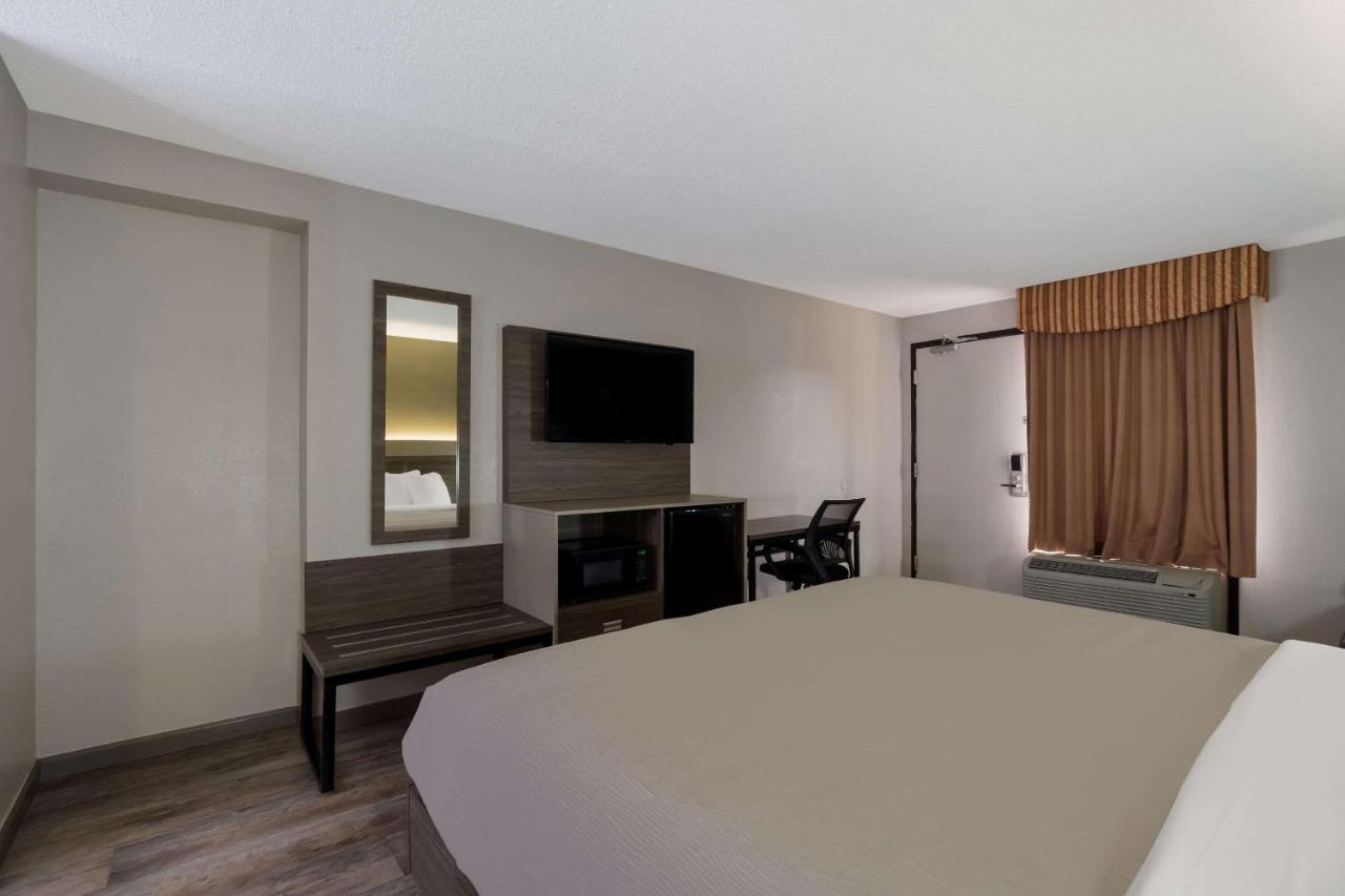 King Room - Smoking at Quality Inn Fort Jackson