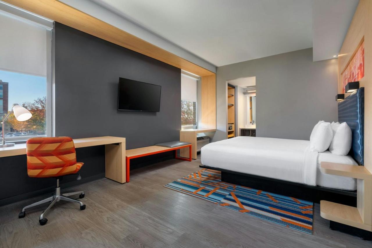 Savvy, Guest room, 1 King, City view, Corner room at Aloft by Marriott Columbia Downtown