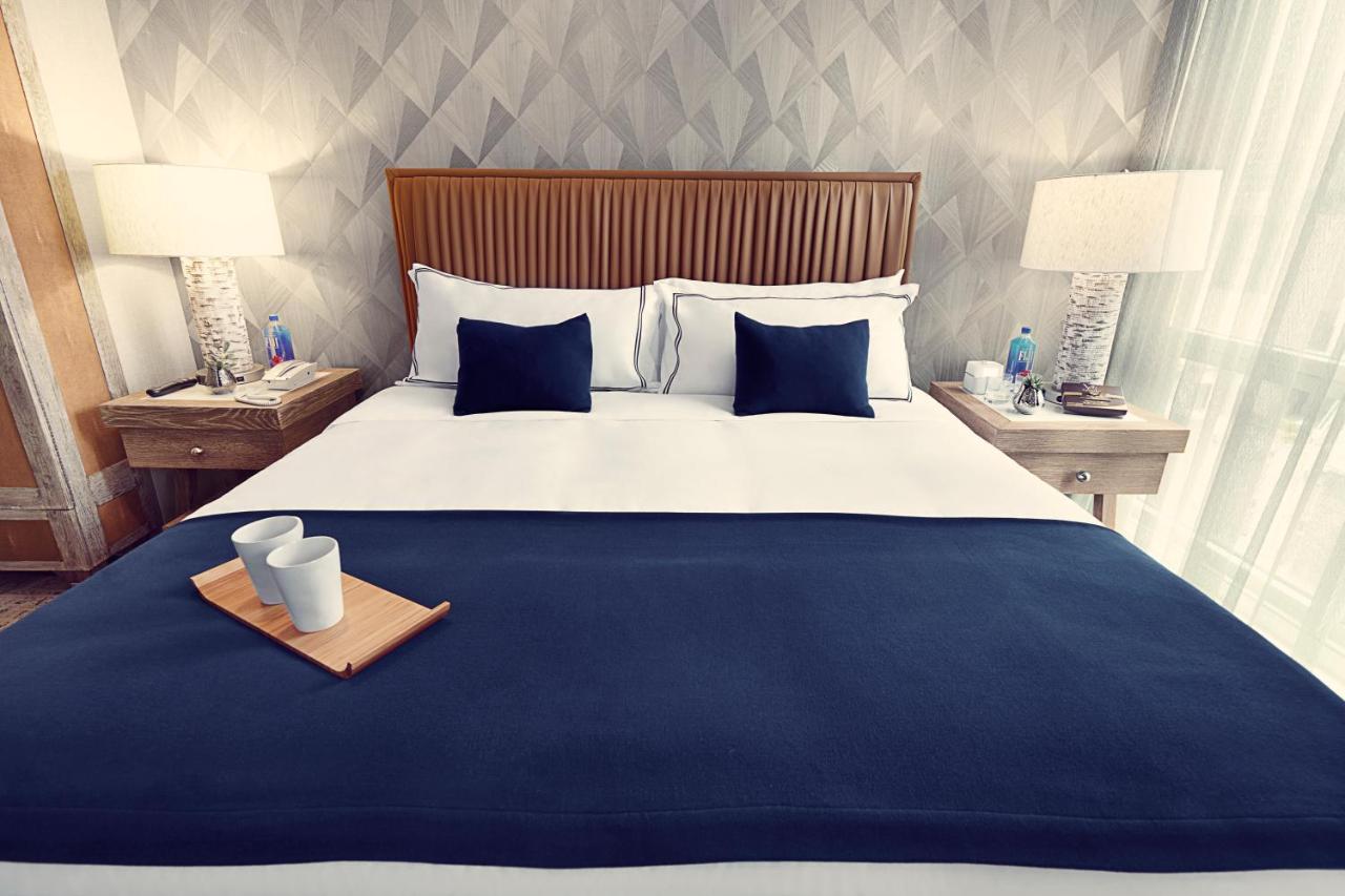 Deluxe King Room at Artezen Hotel