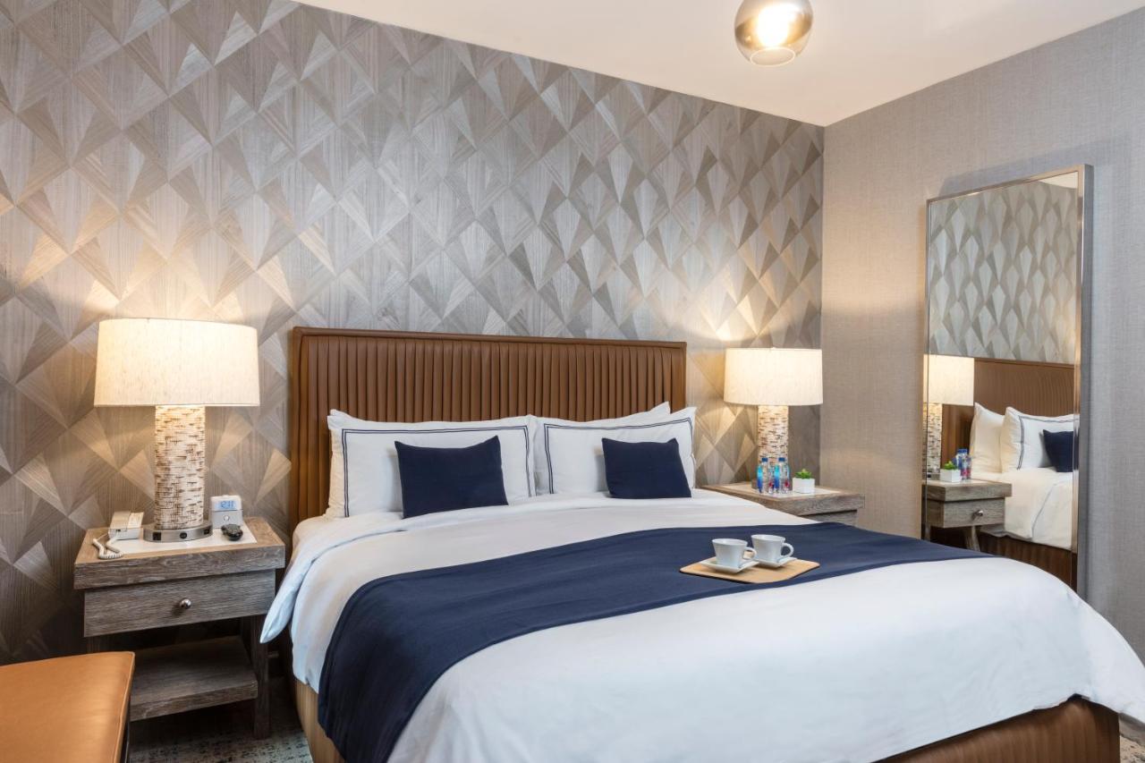 Deluxe King Room at Artezen Hotel