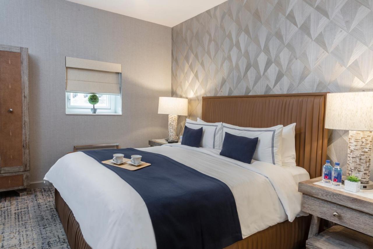 Deluxe King Room at Artezen Hotel