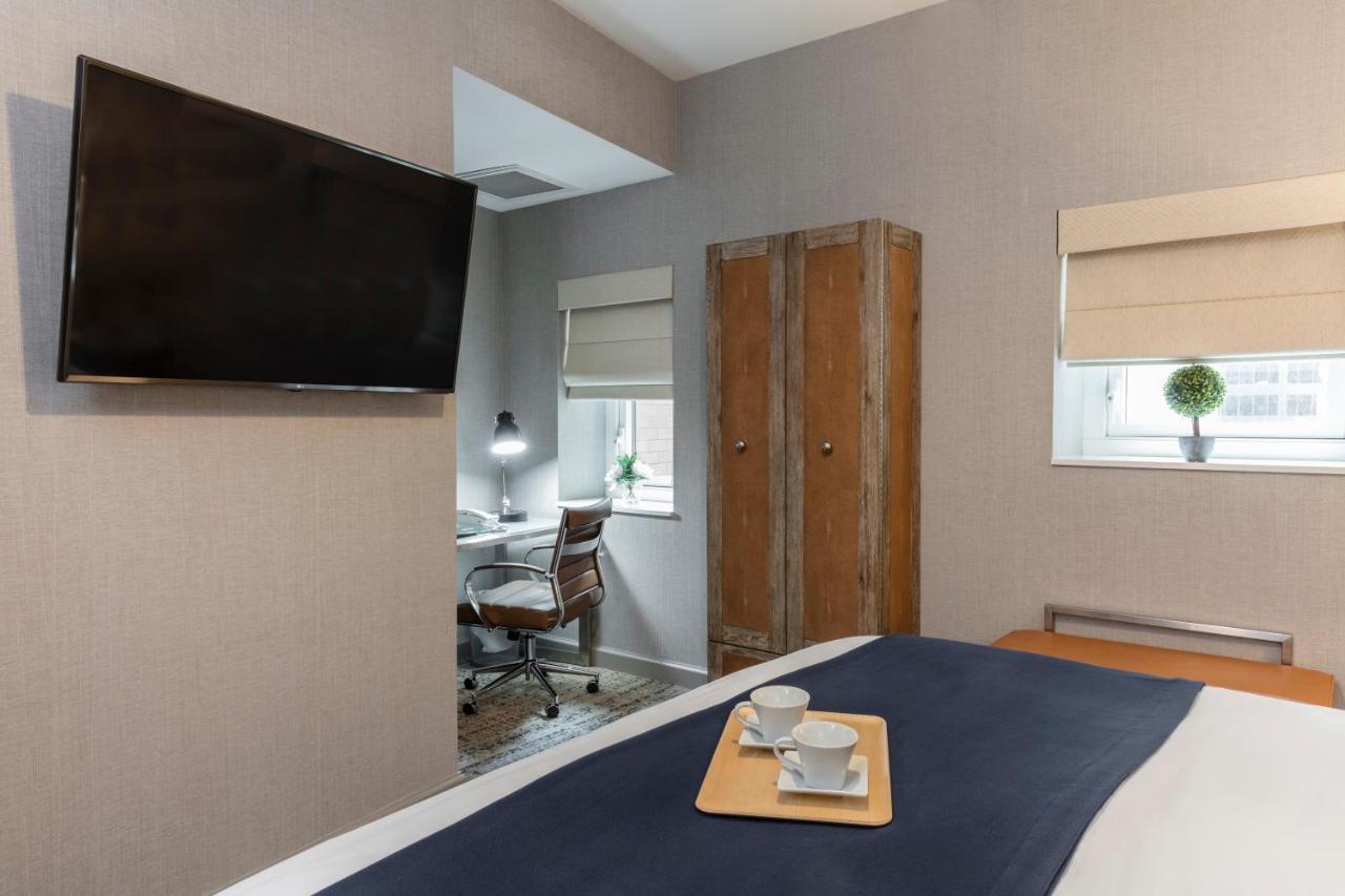 Deluxe King Room at Artezen Hotel