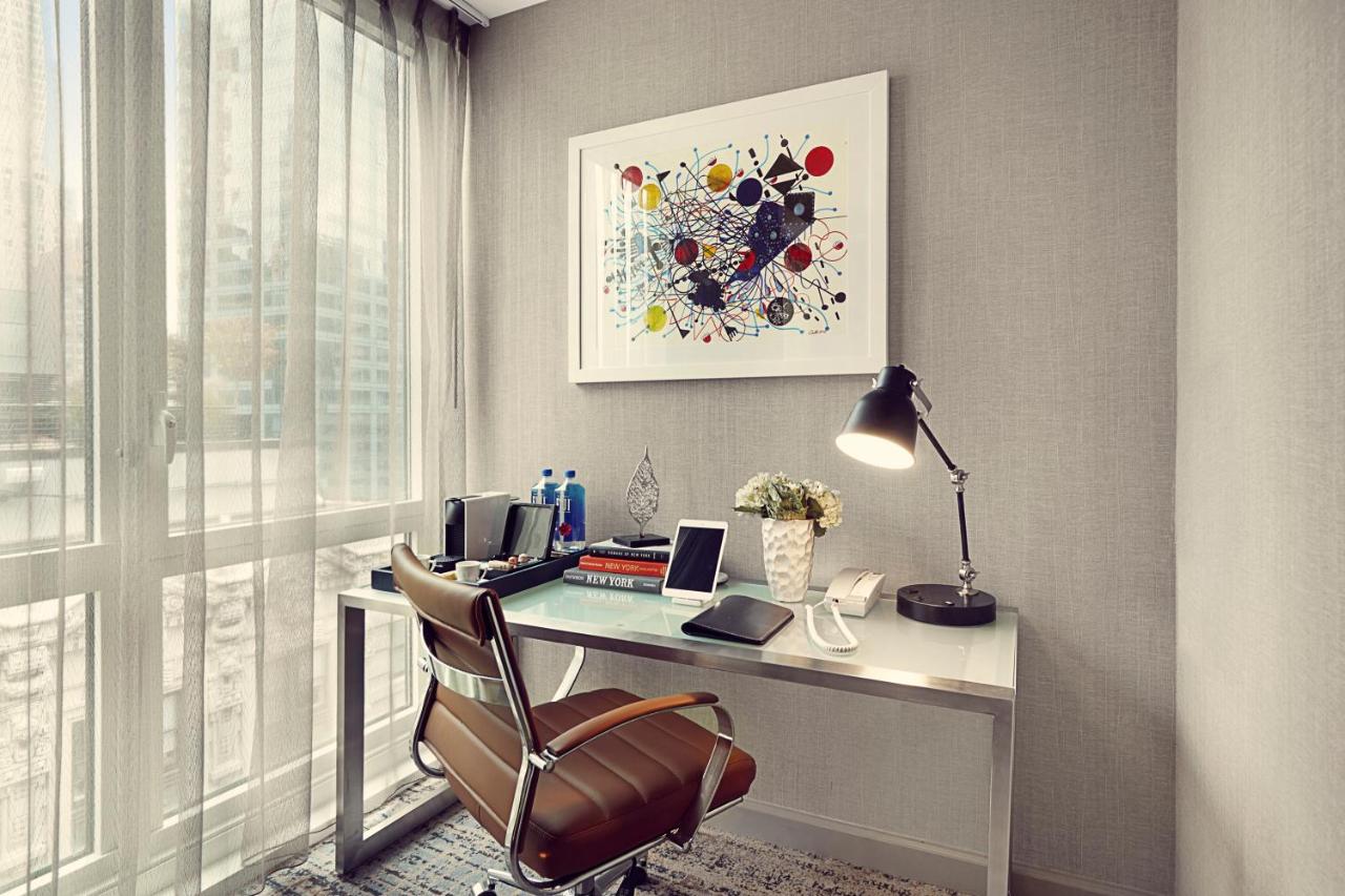 Deluxe King Room at Artezen Hotel
