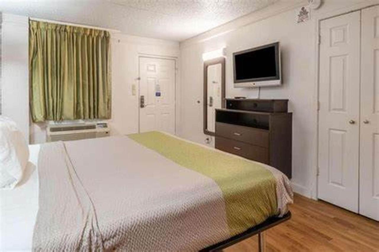 Deluxe King Room - Non-Smoking at Studio 6 Fort Worth, TX - West Medical Center
