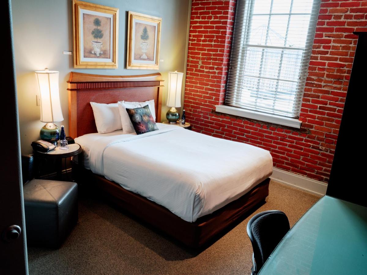 Queen Studio at Lancaster Arts Hotel