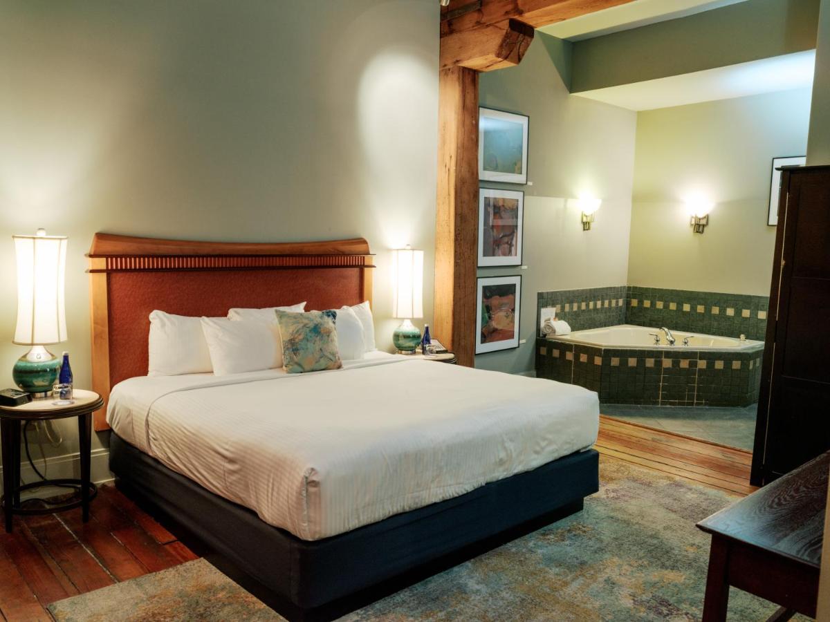 Arts Suite with Hot Tub at Lancaster Arts Hotel