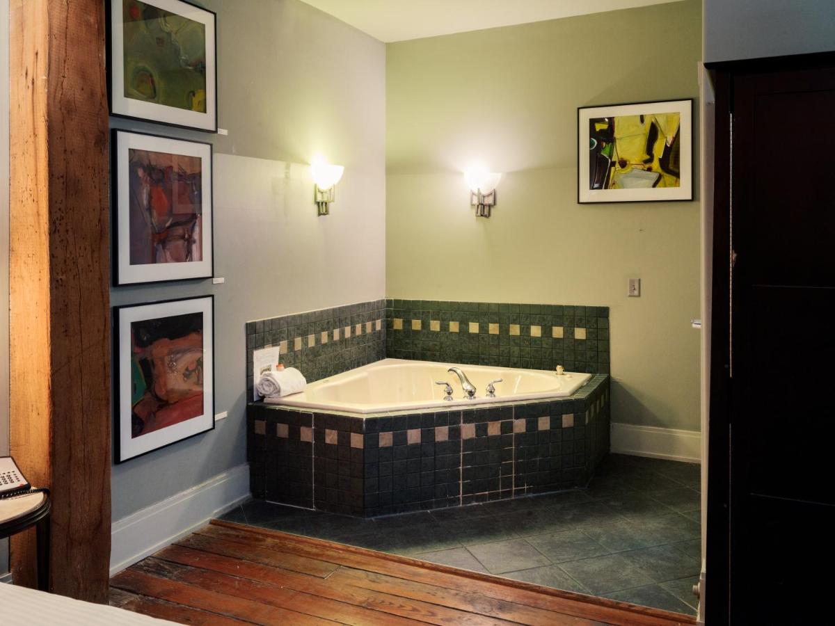 Arts Suite with Hot Tub at Lancaster Arts Hotel