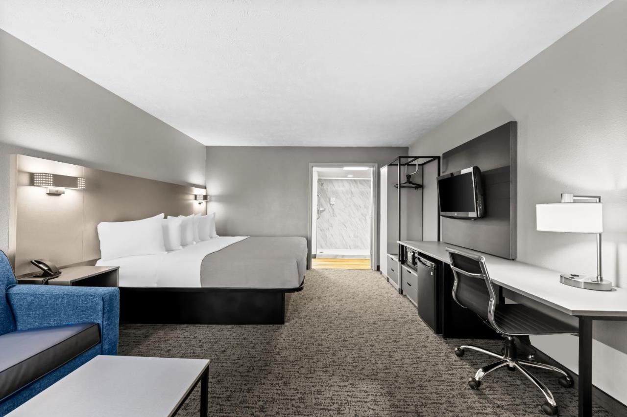 King Suite - Non-Smoking at Quality Inn And Suites Dollywood