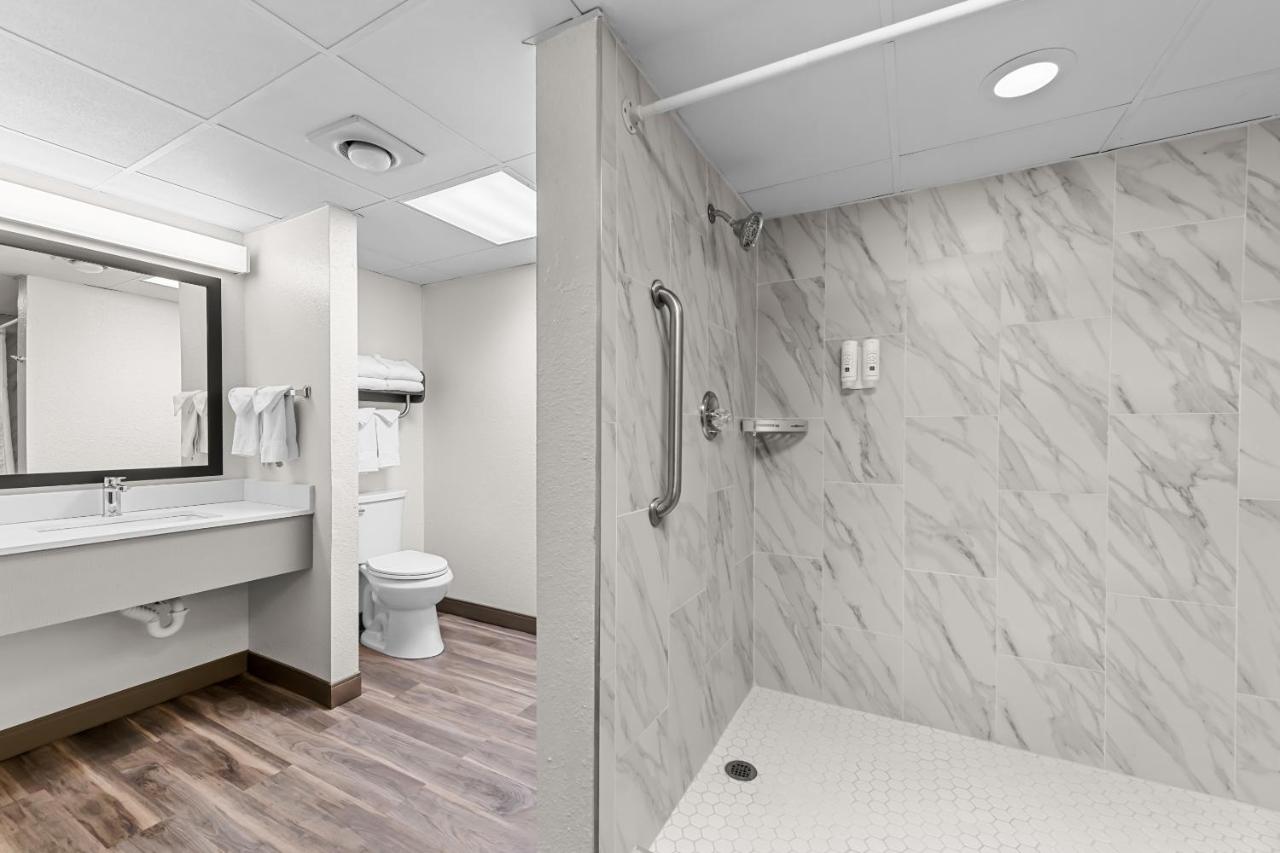 King Suite - Non-Smoking at Quality Inn And Suites Dollywood