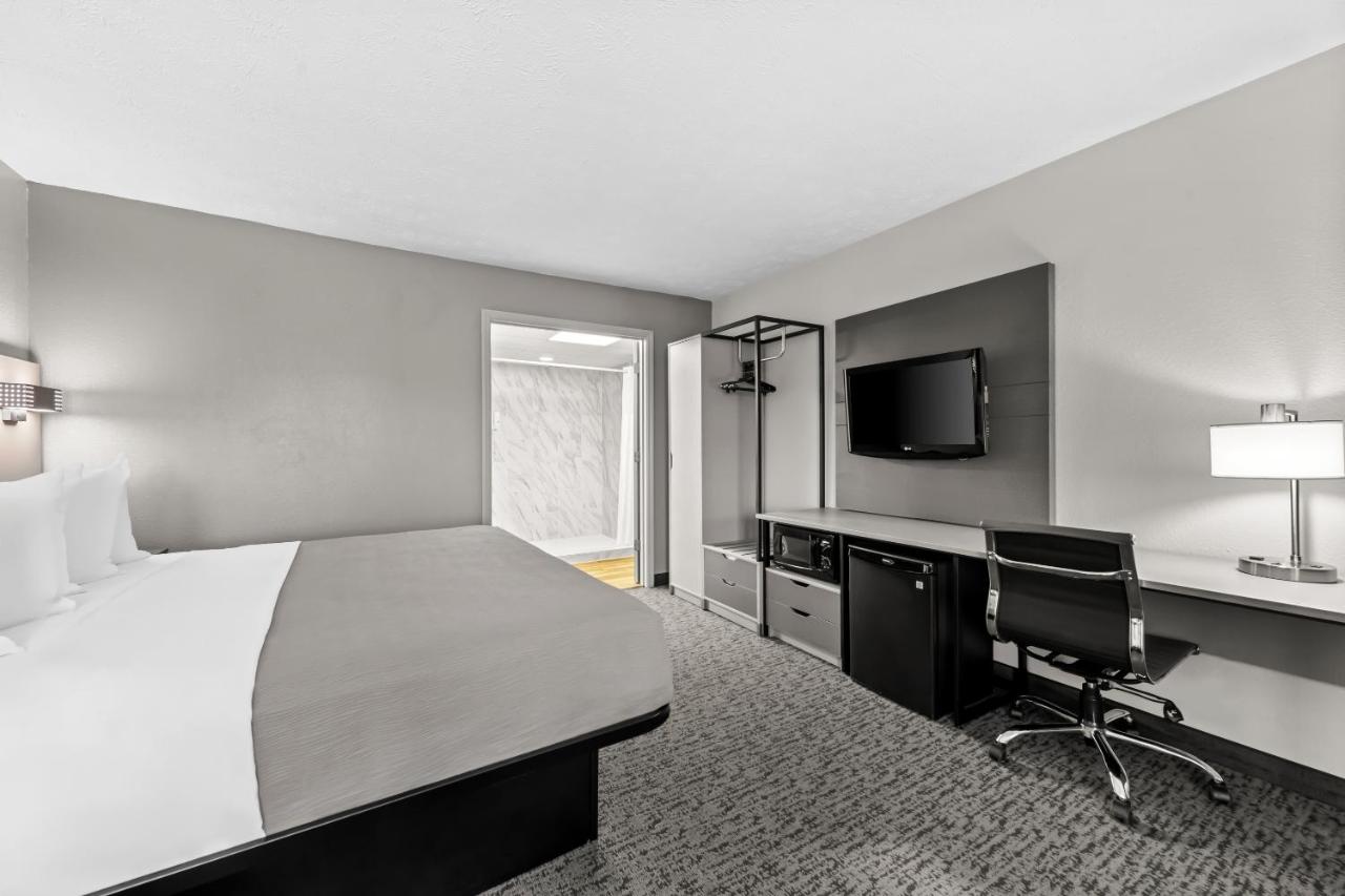 King Suite - Non-Smoking at Quality Inn And Suites Dollywood