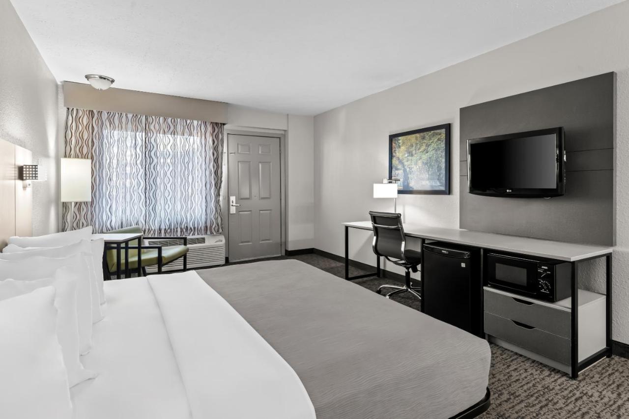 King Room - Accessible/Non-Smoking at Quality Inn And Suites Dollywood