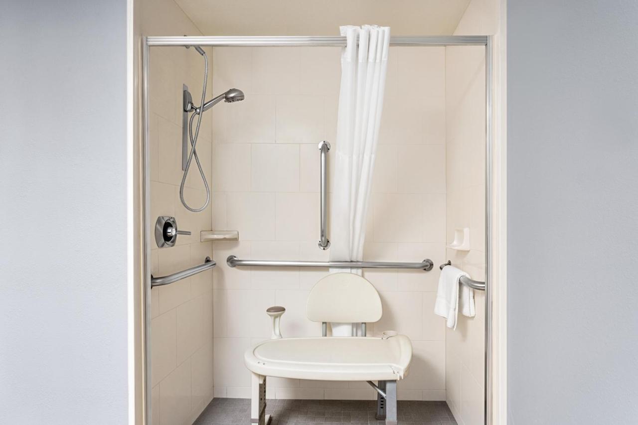 Deluxe Queen Room - Mobility Access/Non-Smoking at AmericInn by Wyndham Madison West
