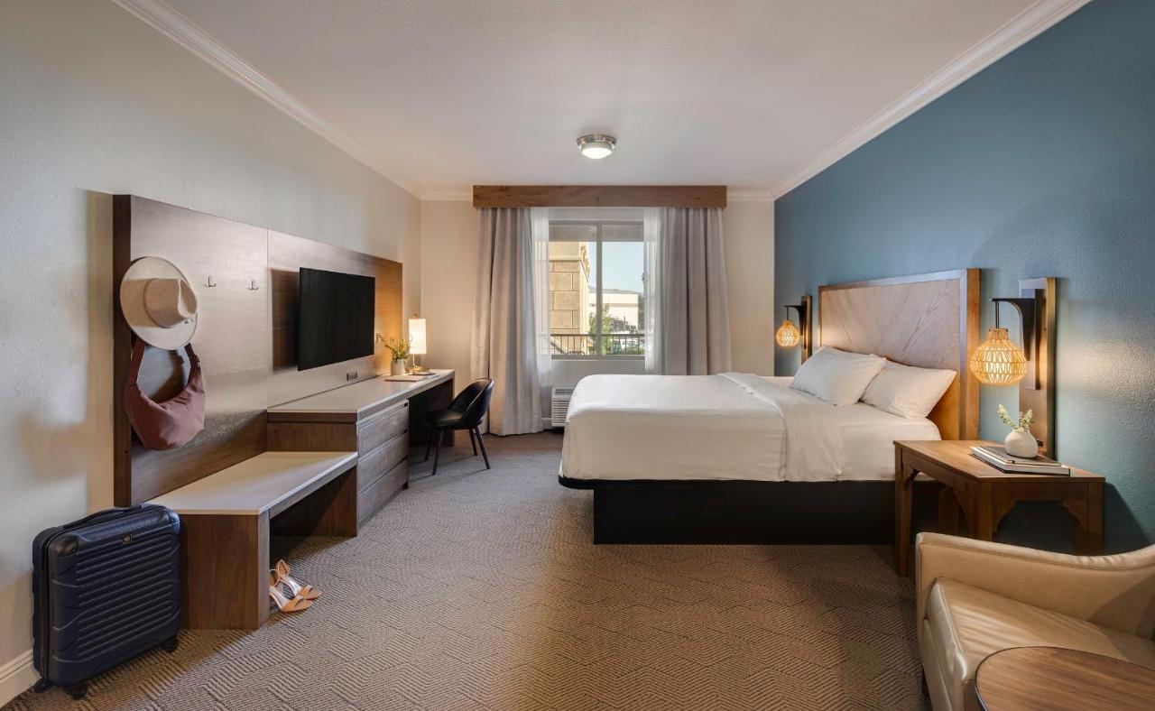 Deluxe King Room with Sofa Bed at Ayres Hotel Chino Hills – Ontario