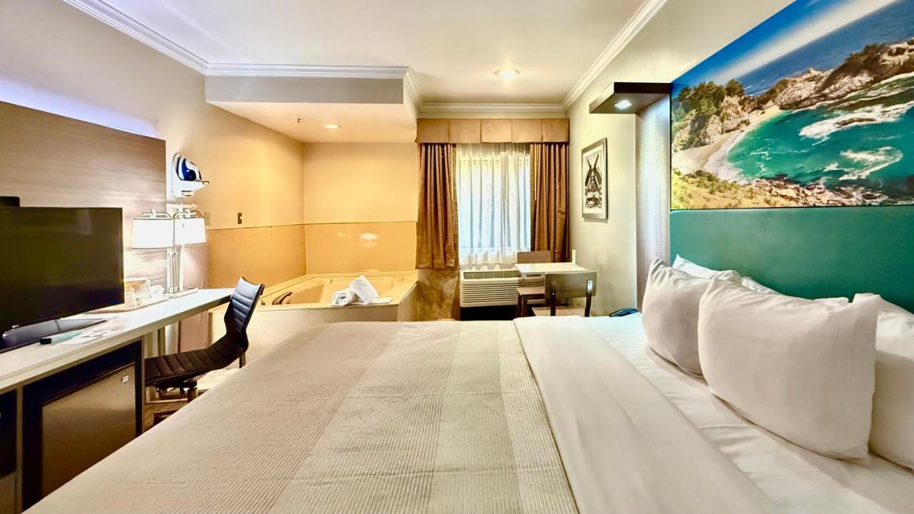 Deluxe Room, 1 King Bed, Accessible Tub, Non Smoking at Quality Inn & Suites Los Angeles Airport - Stadium District