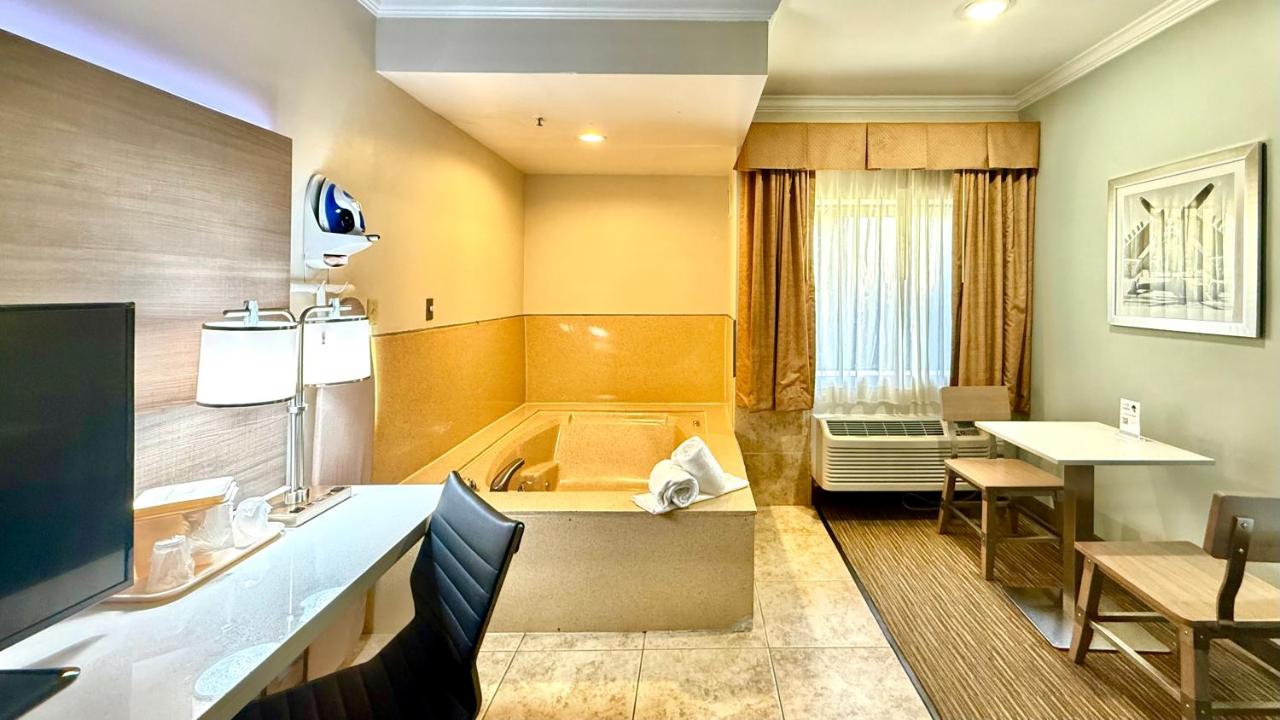 Deluxe Room, 1 King Bed, Accessible Tub, Non Smoking at Quality Inn & Suites Los Angeles Airport - Stadium District