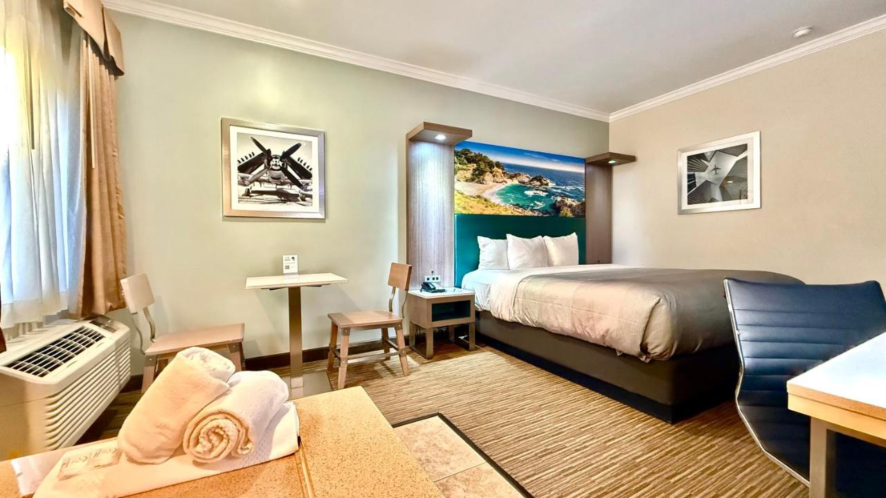 Deluxe Room, 1 King Bed, Accessible Tub, Non Smoking at Quality Inn & Suites Los Angeles Airport - Stadium District
