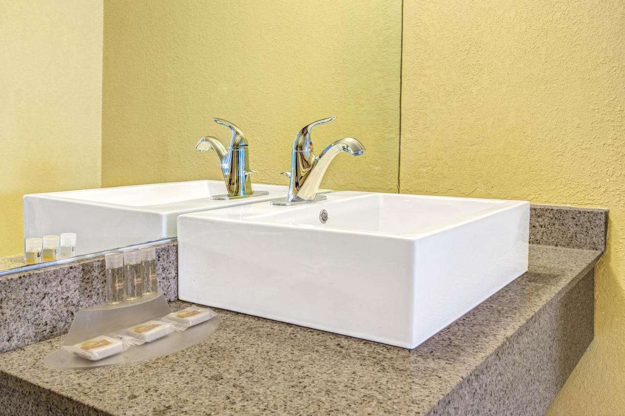 | Days Inn by Wyndham St. Petersburg Central