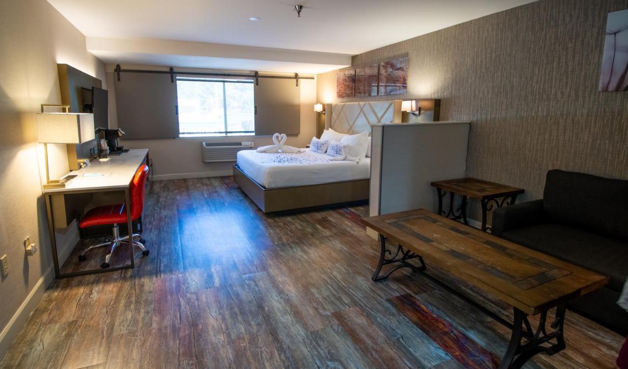 Deluxe King Room at Empeiria High Sierra Hotel