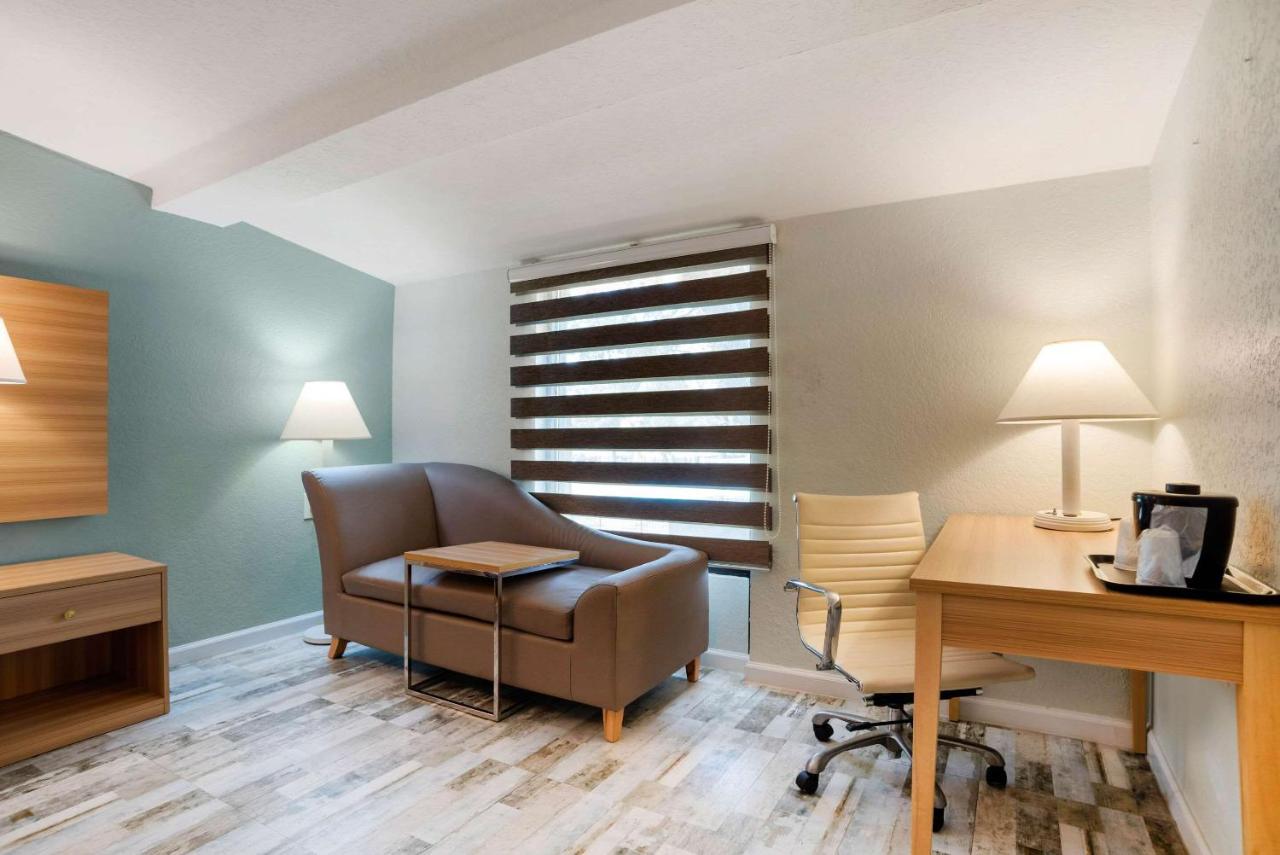 King Room Poolside - Non-Smoking at Quality Inn Fort Walton Beach - Destin West