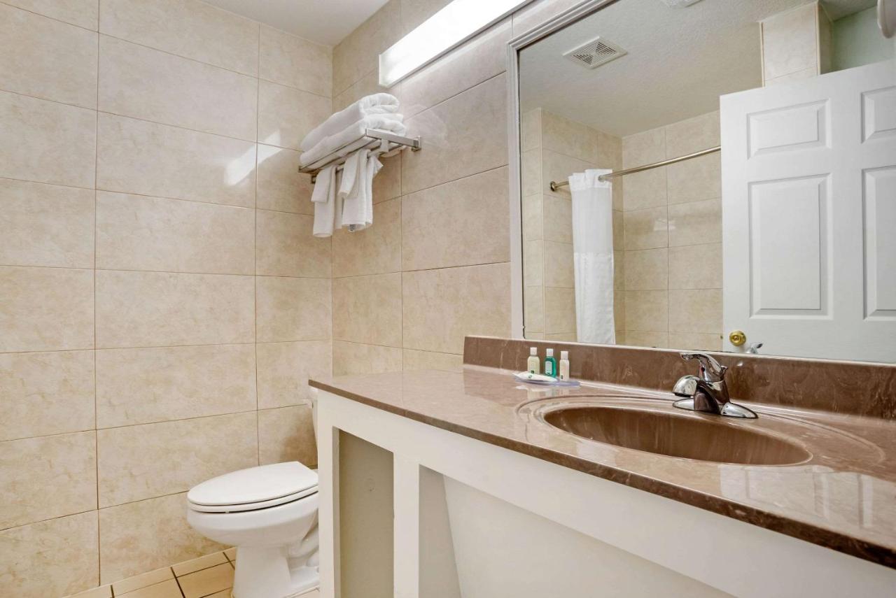 King Room Poolside - Non-Smoking at Quality Inn Fort Walton Beach - Destin West