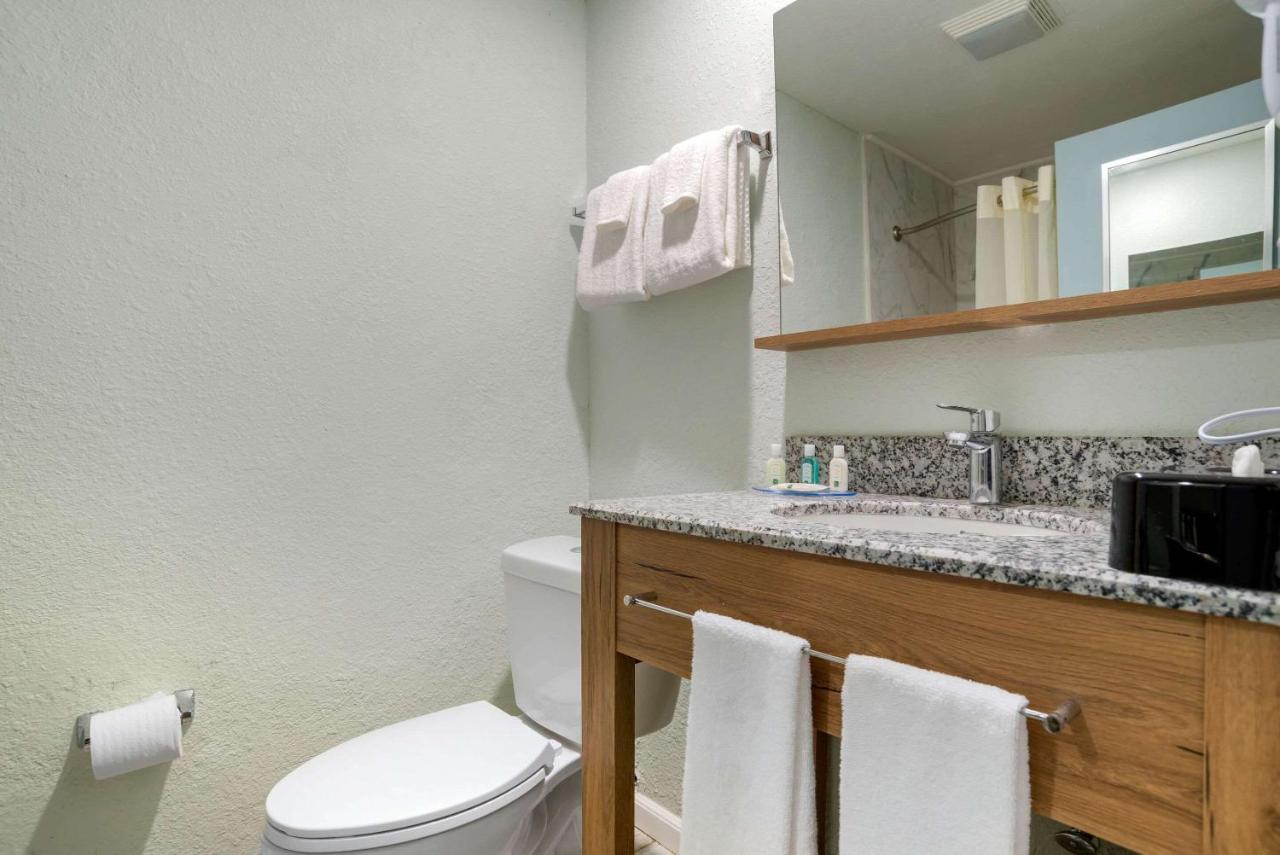 Queen Room with Two Queen Beds - Non-Smoking at Quality Inn Fort Walton Beach - Destin West