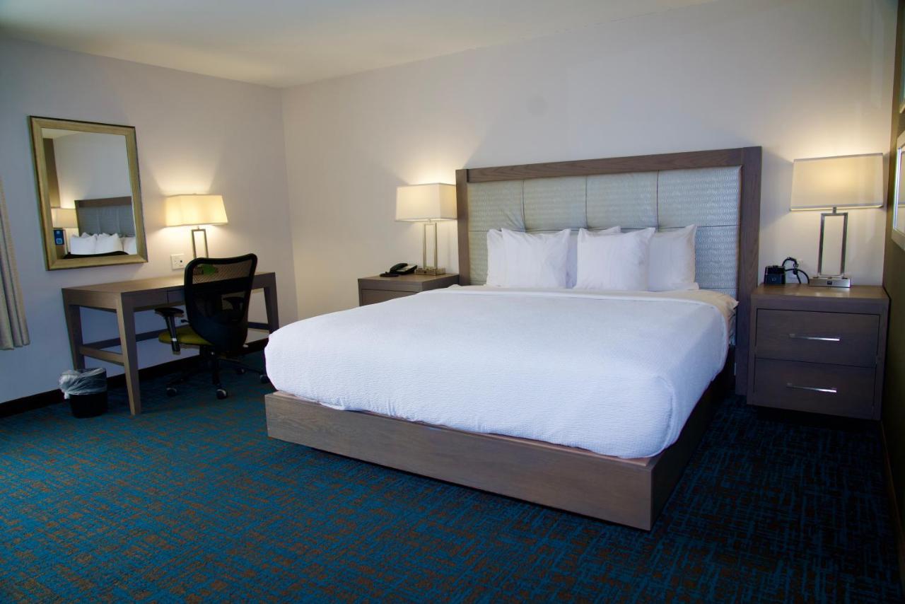 King Room at La Quinta Inn & Suites by Wyndham St. Paul-Woodbury