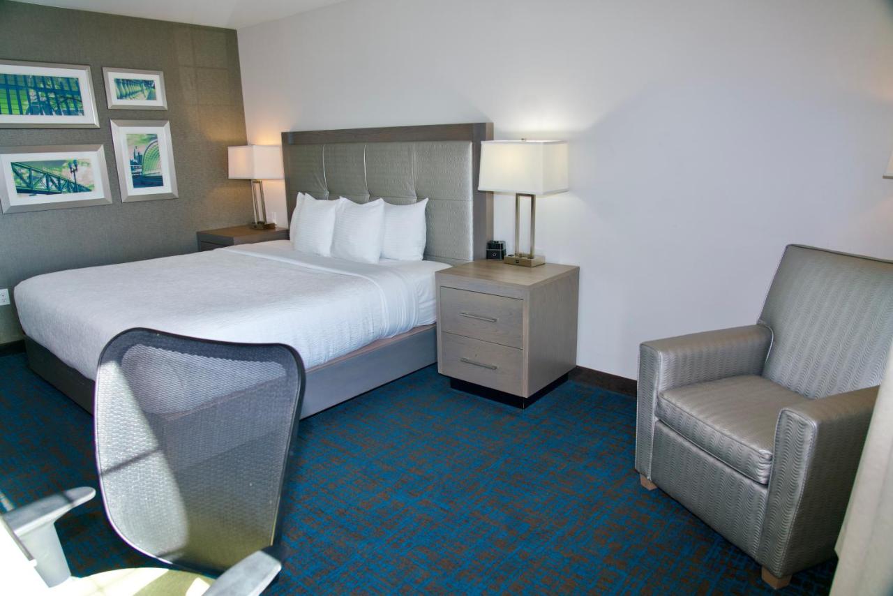 King Room at La Quinta Inn & Suites by Wyndham St. Paul-Woodbury