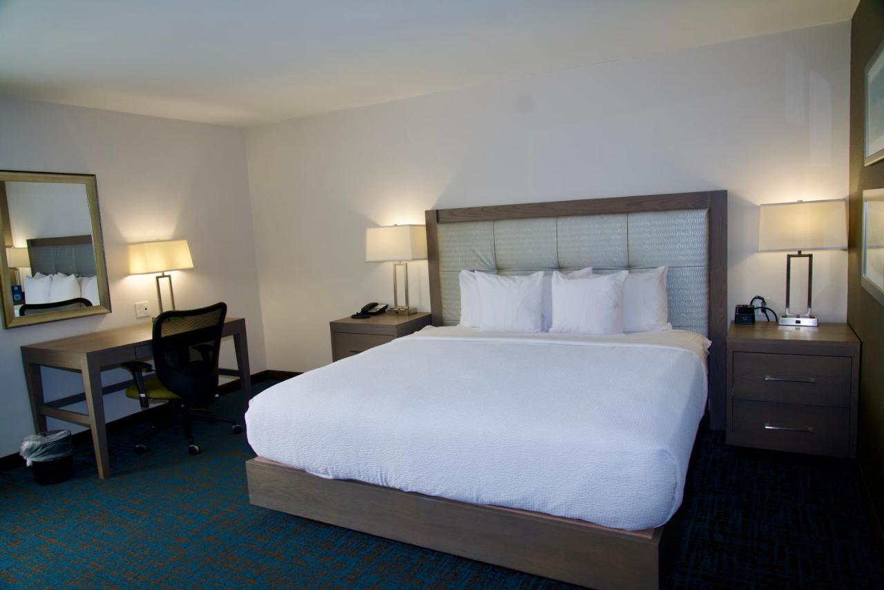 King Room at La Quinta Inn & Suites by Wyndham St. Paul-Woodbury