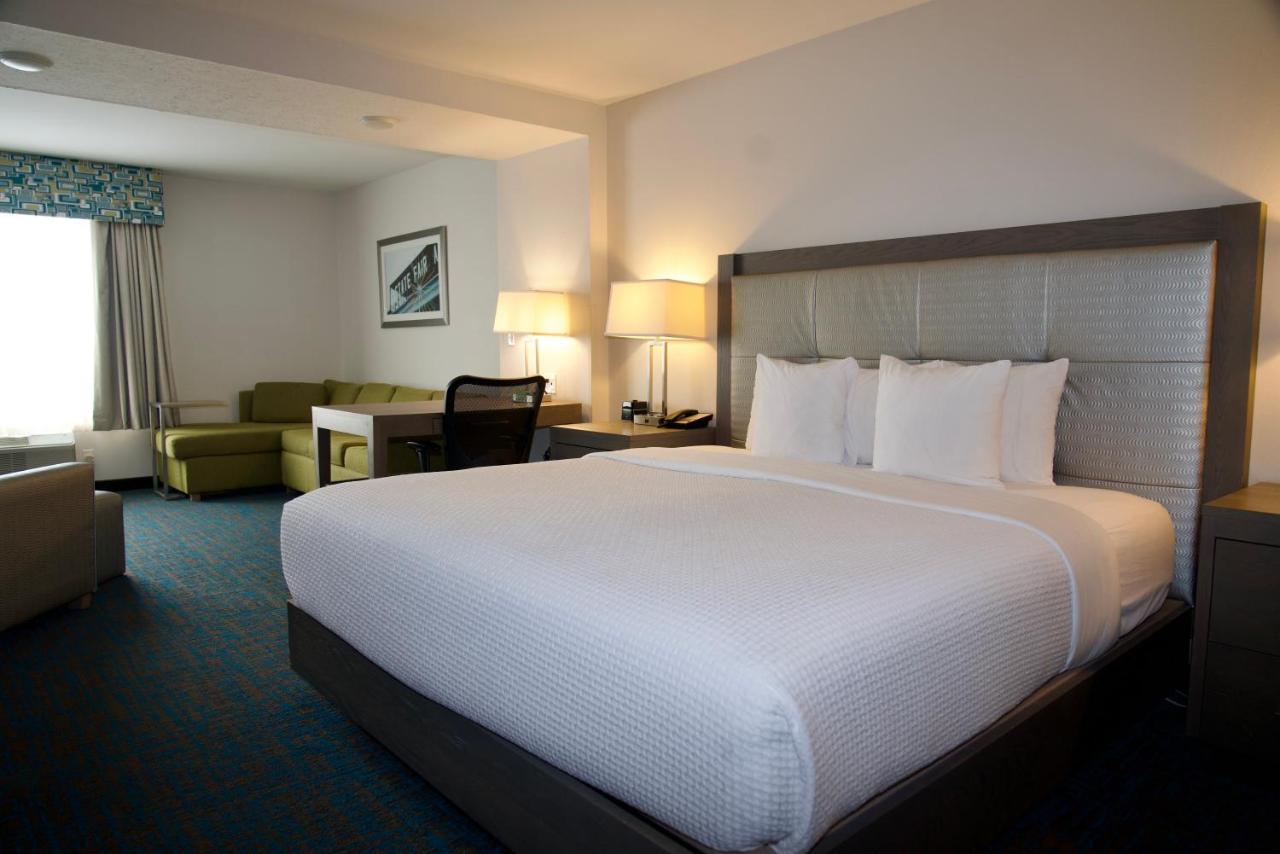 Deluxe Studio King Room - Non-Smoking at La Quinta Inn & Suites by Wyndham St. Paul-Woodbury