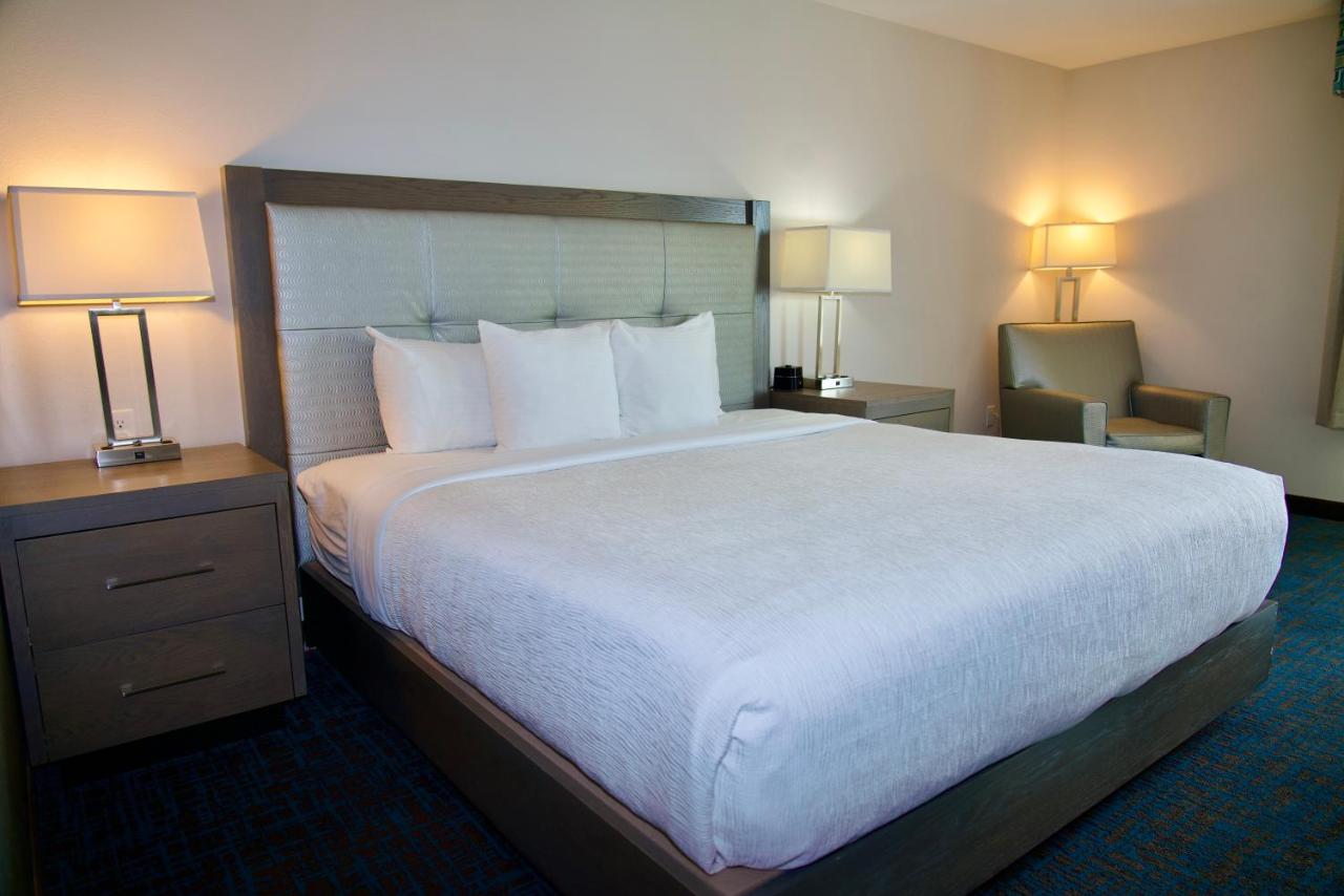 King Room at La Quinta Inn & Suites by Wyndham St. Paul-Woodbury