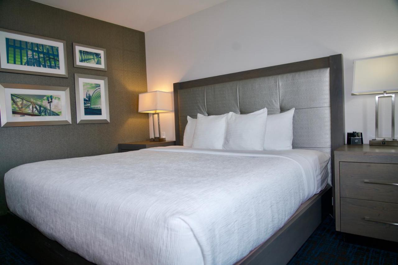 King Room at La Quinta Inn & Suites by Wyndham St. Paul-Woodbury