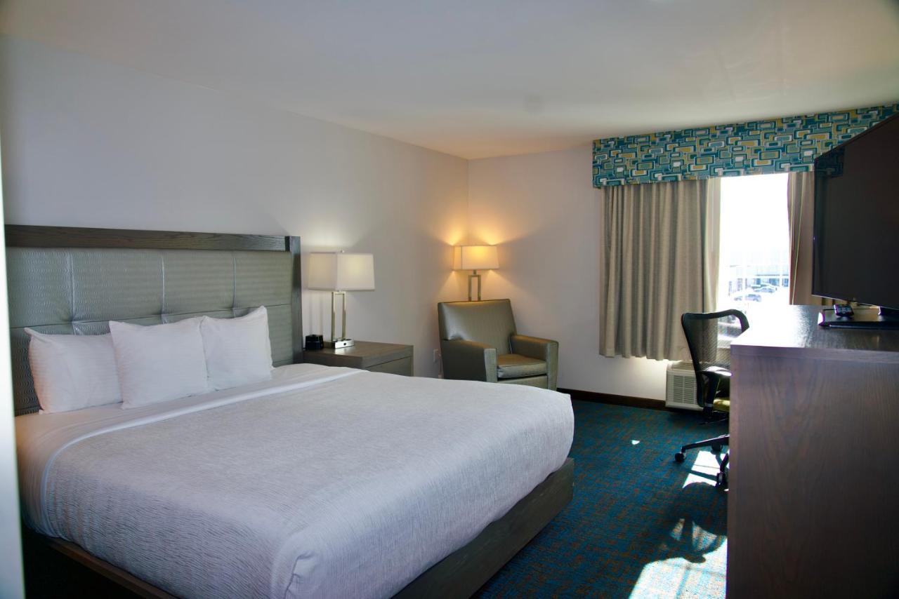 King Room at La Quinta Inn & Suites by Wyndham St. Paul-Woodbury