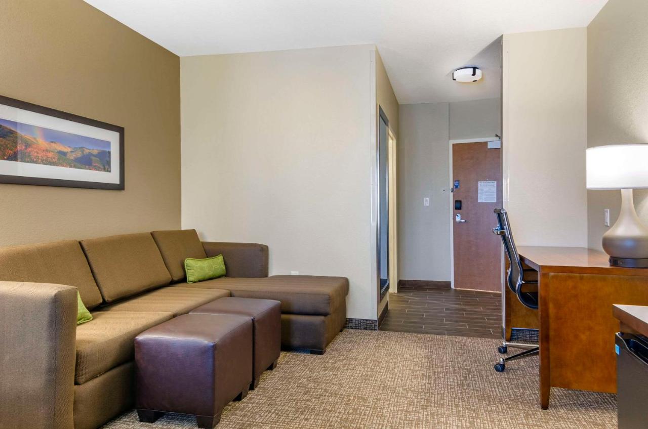 Suite with King Bed at Comfort Suites Helena Airport