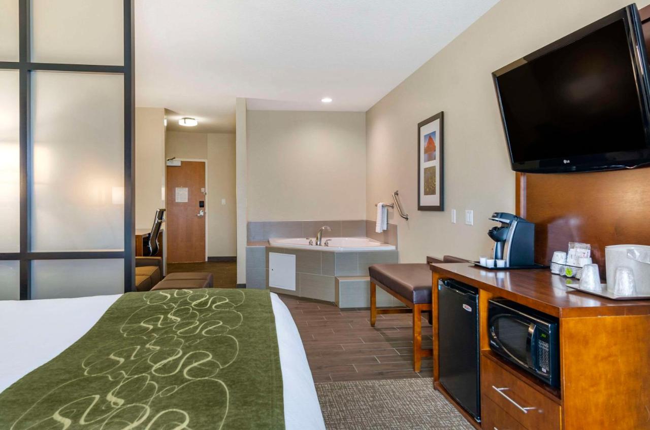 King Suite with Whirlpool - Non-Smoking at Comfort Suites Helena Airport