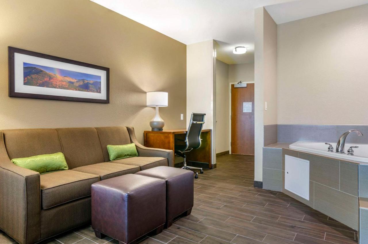King Suite with Whirlpool - Non-Smoking at Comfort Suites Helena Airport