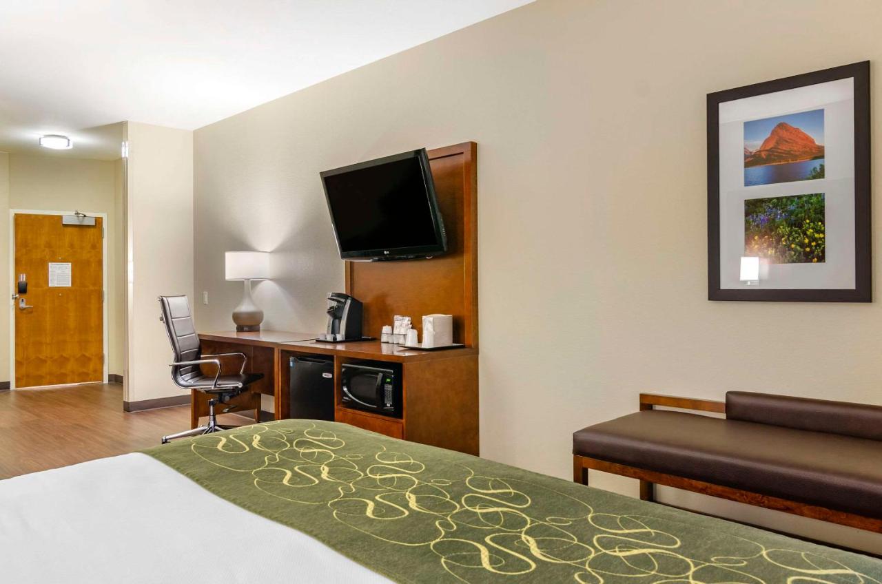 Standard King Suite with Transfer Shower - Accessible/Non-Smoking at Comfort Suites Helena Airport