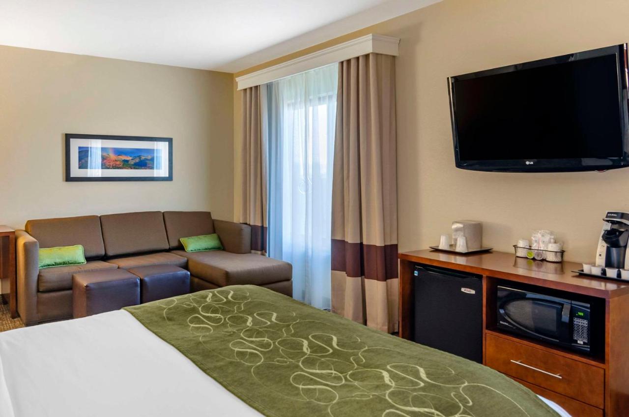 Standard Queen Suite with Two Queen Beds and Bathtub - Accessible/Non-Smoking at Comfort Suites Helena Airport