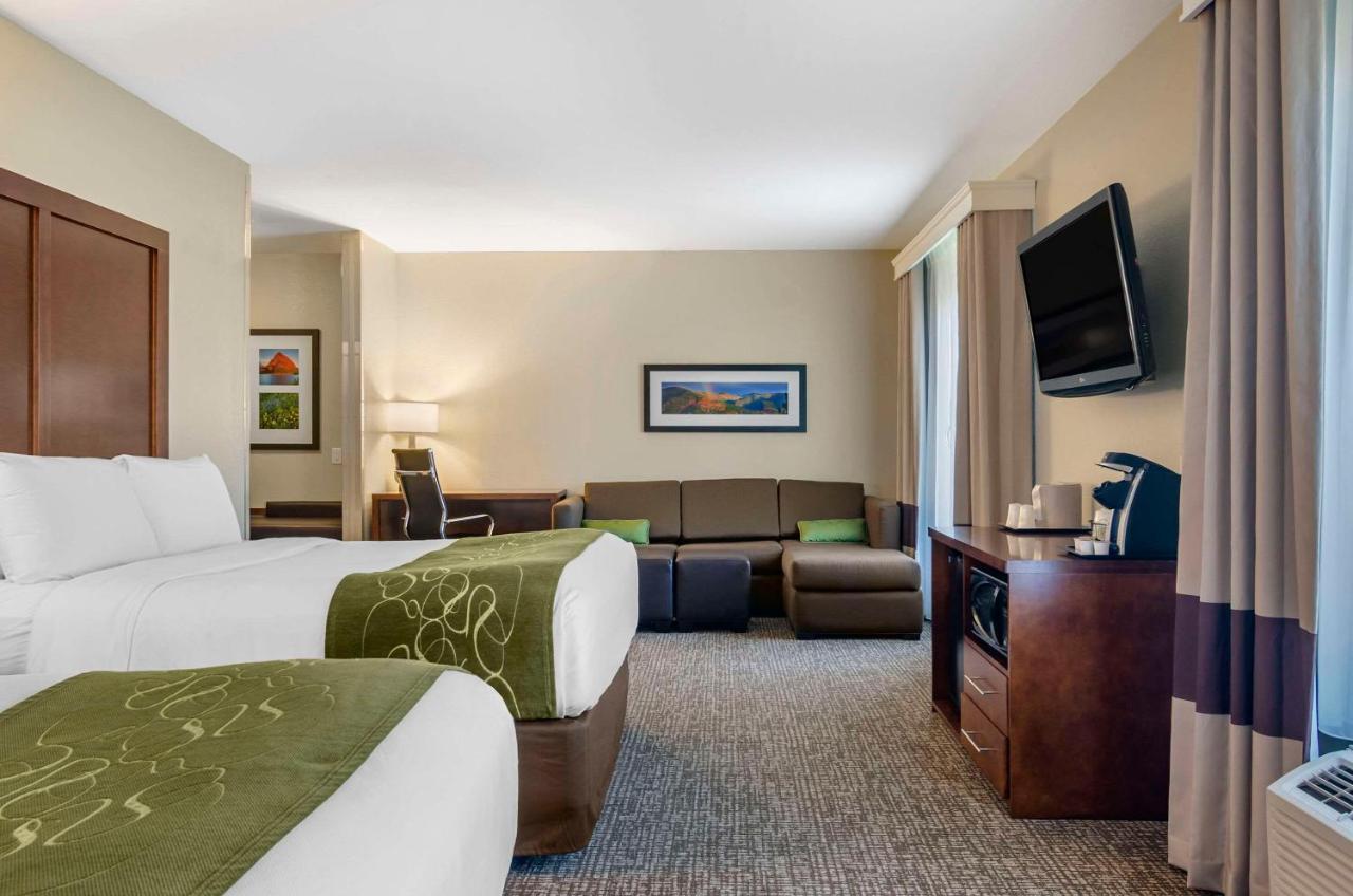Standard Queen Suite with Two Queen Beds and Bathtub - Accessible/Non-Smoking at Comfort Suites Helena Airport