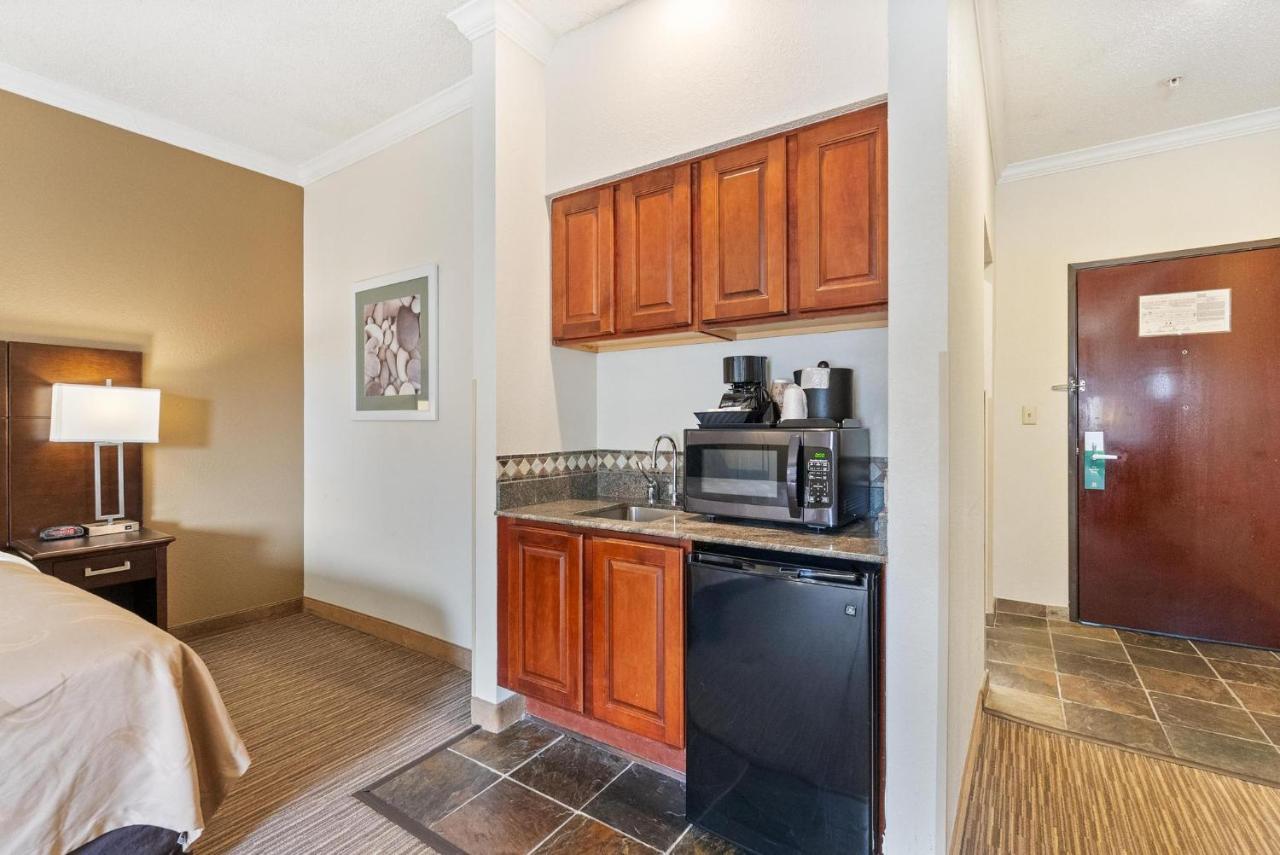 King Suite at Quality Inn & Suites Seabrook - NASA - Kemah