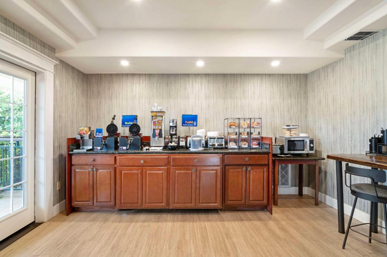 | Best Western Cedar Inn & Suites