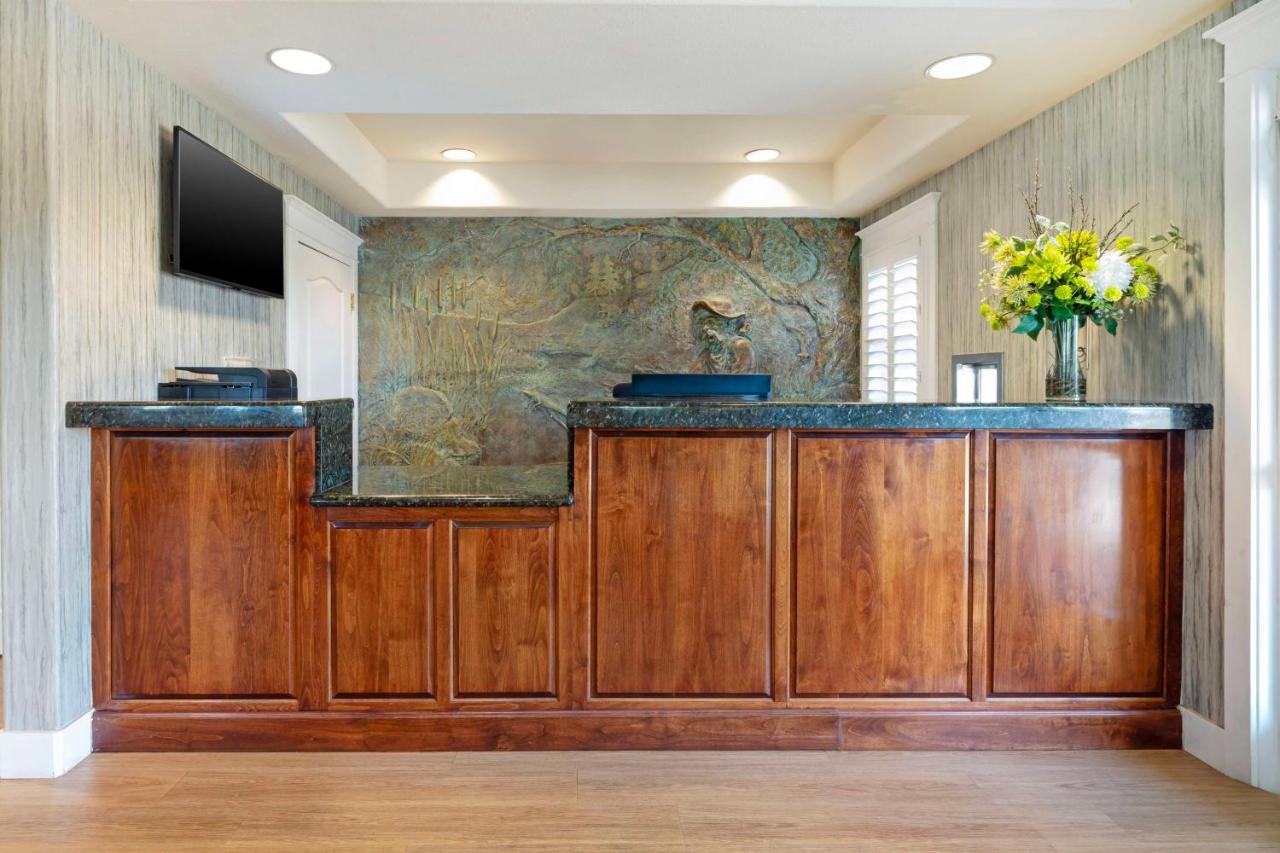 | Best Western Cedar Inn & Suites