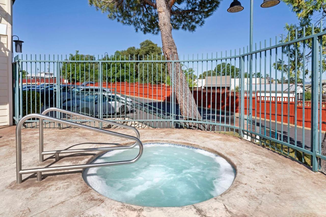 | Best Western Cedar Inn & Suites