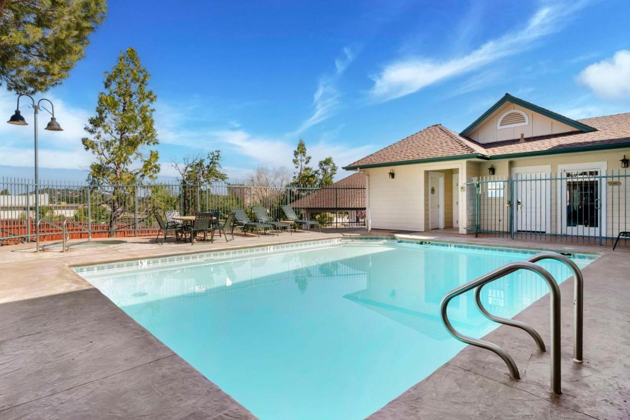 | Best Western Cedar Inn & Suites
