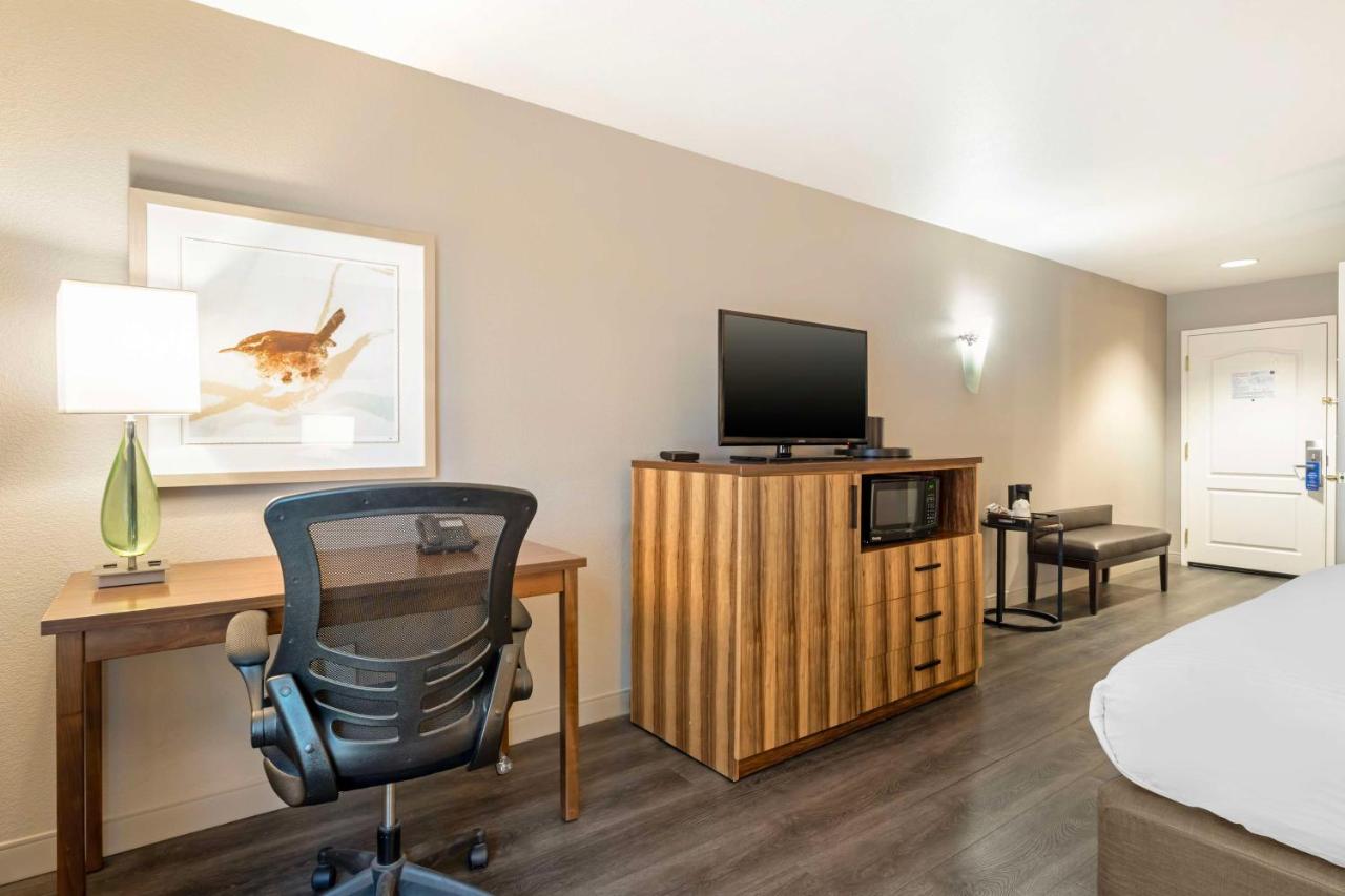 | Best Western Cedar Inn & Suites