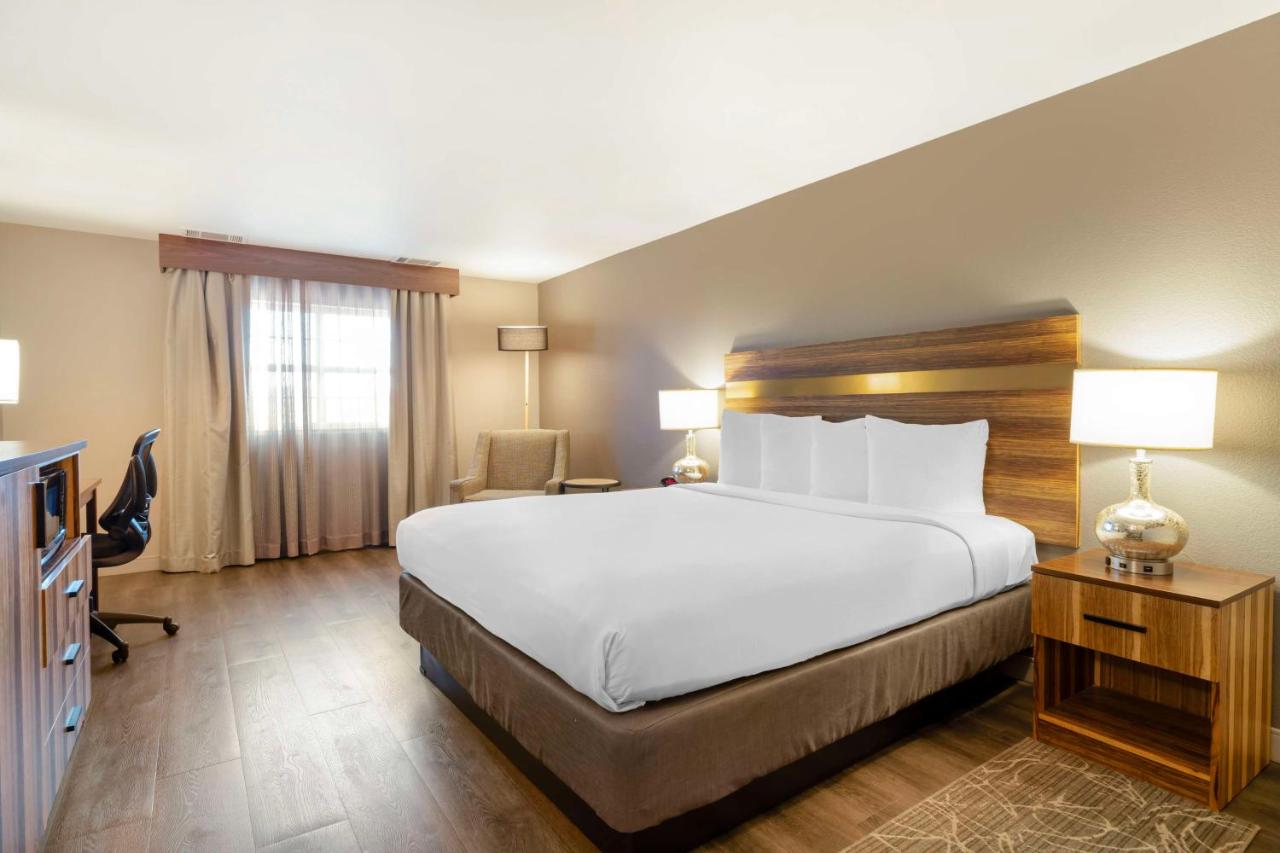 | Best Western Cedar Inn & Suites